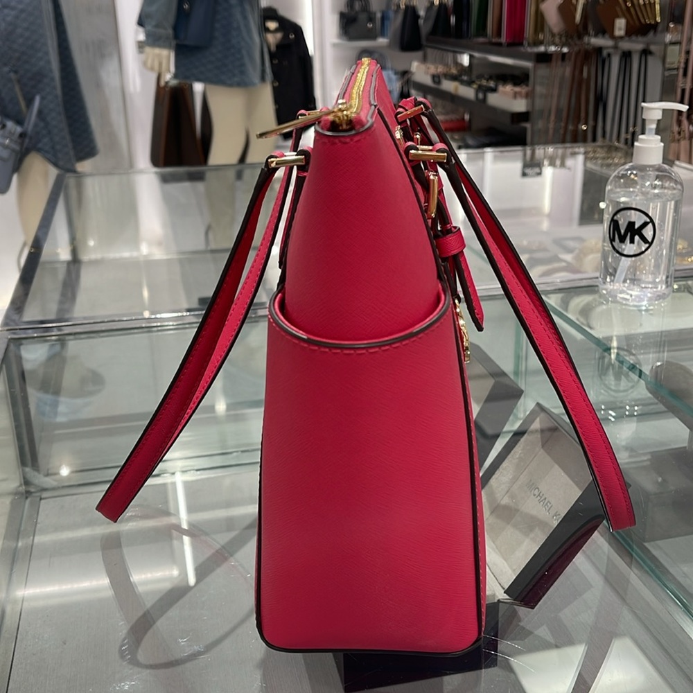 MICHAEL KORS
Charlotte Large Saffiano Leather Top-Zip Tote Bag
Electric Pink
NWT - Picture 4 of 16